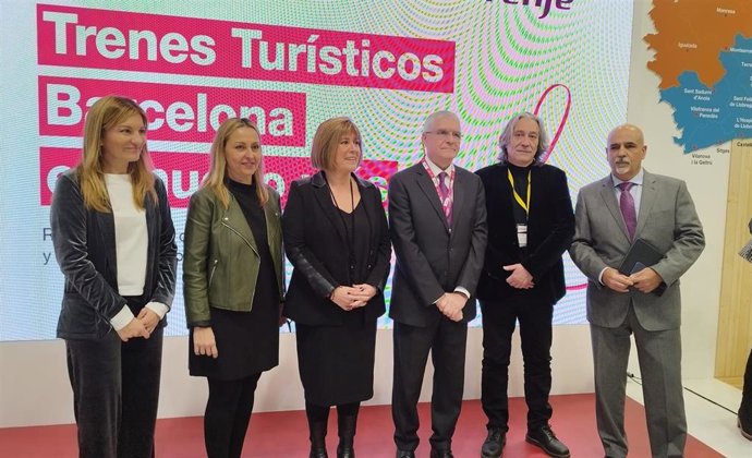 La presidenta de la Diputación de Barcelona, Núria Marín, y el presidente de Renfe, Isaías Táboas, junto con las diputadas Eva Menor y Ana Maria Martínez, y el concejal Xavier Marcé, en Fitur.
