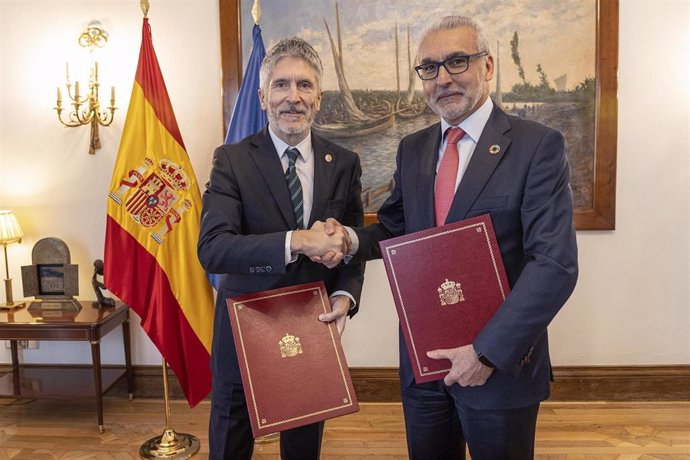 El ministro del Interior, Fernando Grande-Marlaska, y el presidente del Consejo de Seguridad Nuclear (CSN), Juan Carlos Lentijo, renuevan el convenio de colaboración