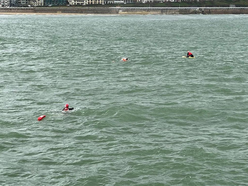 Rescate en la bahía de La Concha.