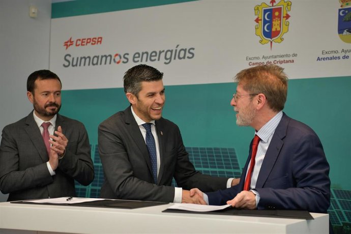 Acto de firma entre la compañía Cepsa y los municipios de Campo de Criptana y Arenales de San Gregorio para crear tres plantas fotovoltaicas en estos municipios y desarrollar el programa 'Sumamos Energía'
