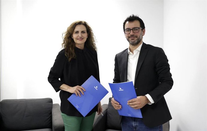 Archivo - La directora general de Medios del Grupo Henneo, Laura Múgica, y el cofundador de Cinnamon News, Christian De Angelis.