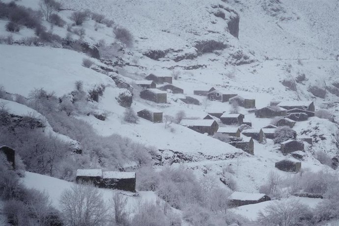 Cabañas cubiertas de nieve o 'Invernales del Teju', a 17 de enero de 2023, en Cabrales, Asturias (España). Los vehículos pesados tienen restringido el paso en el Alto de Estazadas (Cabrales) como consecuencia de la nieve. El temporal dejará en Asturias 