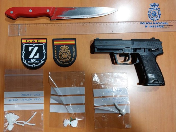 Arma simulada y cuchillo intervenidos por la Policía Nacional