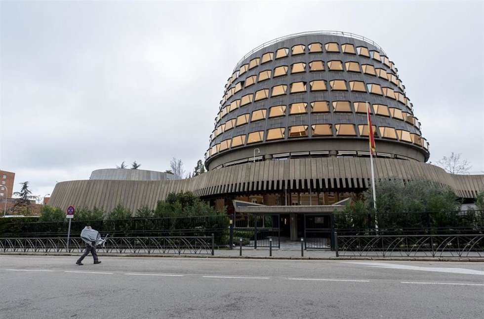 Un operario lleva un sillón de oficina nuevo al Tribunal Constitucional, a 29 de diciembre de 2022, en Madrid (España). 