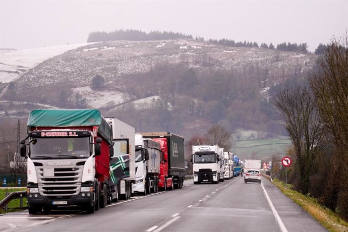 Escolta del convoy de camiones por la A-67