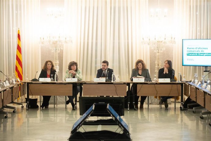 El presidente de la Generalitat, Pere Aragons, y la consellera de Acción Climática, Agricultura y Alimentación de la Generalitat, Teresa Jord, en la primera reunión plenaria de a red de oficinas comarcales de transición ecológica
