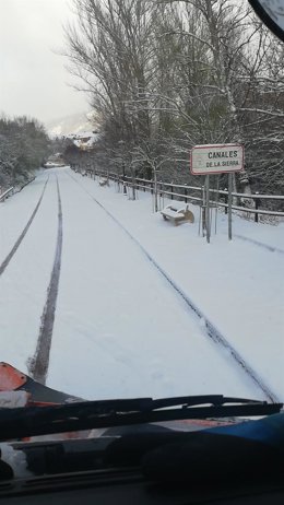 Un quitanieves de La RIoja trabajando en Canales de la Sierra