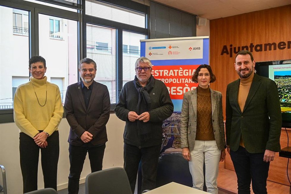 La alcaldesa de Sant Adri de Bess, Filo Cañete; el primer teniente de alcalde de Montcada i Reixac, Jordi Sánchez; el vicepresidente del AMB, Antonio Balmón; la alcaldesa de Santa Coloma de Gramenet, Nuria Parlon, y el de Badalona, Rubén Guijarro.