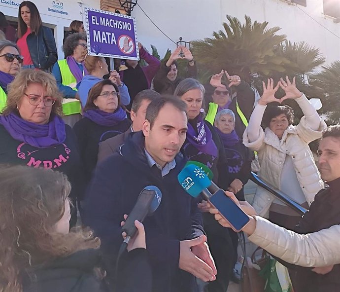 El coordinador general de IU Andalucía, Toni Valero, este miércoles en declaraciones a los medios en Benalmádena (Málaga).