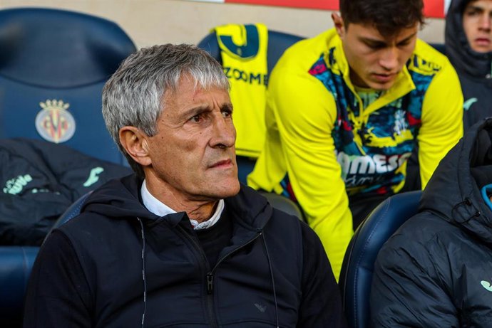 El entrenador del Villarreal, Quique Setién, durante un partido