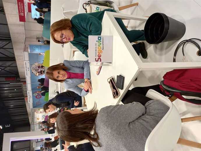 La diputada de Turismo de la Diputación de Segovia, Magdalena Rodríguez, durante uno de los encuentros.