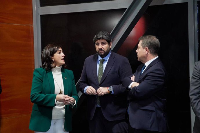 La presidenta de La Rioja, Concha Andreu; el de la Región de Murcia, Fernando López Miras, y el de Castilla-La Mancha, Emiliano García-Page, conversan a su llegada a la Feria Internacional del Turismo, Fitur 2023, en IFEMA Madrid.