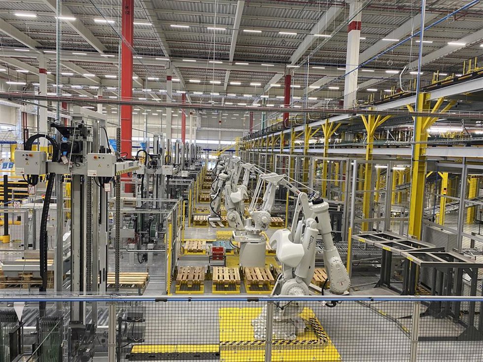 Brazos robóticos en la nave logística de Amazon en Plaza.