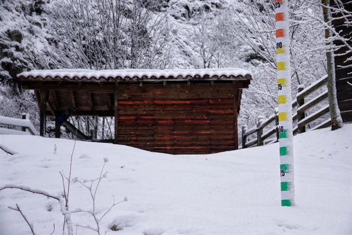 Una cabaña del término de Cabrales cubierta de nieve, a 17 de enero de 2023, en Cabrales, Asturias (España). Los vehículos pesados tienen restringido el paso en el Alto de Estazadas (Cabrales) como consecuencia de la nieve. El temporal dejará en Asturia