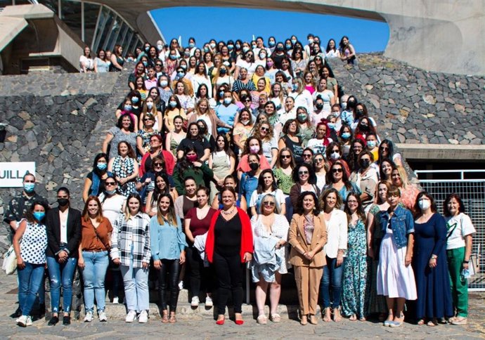 La consejera de Desarrollo Socioeconómico del Cabildo de Tenerife, Carmen Luz Baso, con participantes de los programas formativos