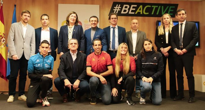 Presentación del Campeonato del Mundo de Triatlon Multideporte 2023, con el presidente del CSD, José Manuel Franco, y el presidente de la FETRI, José Hidalgo.