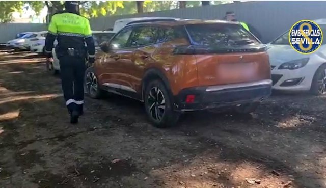 Agentes comprueban el vehículo objeto de la denuncia, estacionado en las dependencias municipales.