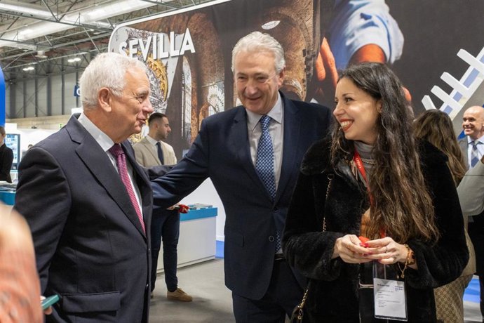 El portavoz de Cs en el Ayuntamiento de Sevilla, Miguel Ángel Aumesquet, en el centro de la imagen , en su visita a Fitur.