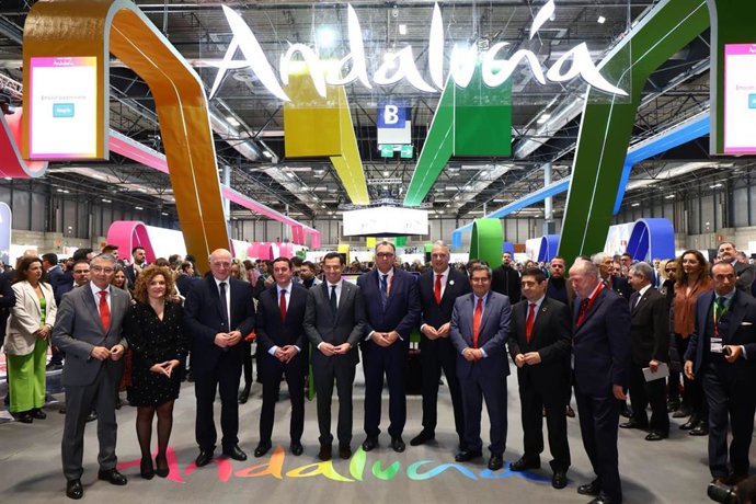 El presidente de la Diputación y de Turismo Costa del Sol ha avanzado las principales líneas de trabajo de la provincia en Fitur, una feria a la que la entidad acude acompañada de 600 profesionales y más de 60 ayuntamientos.