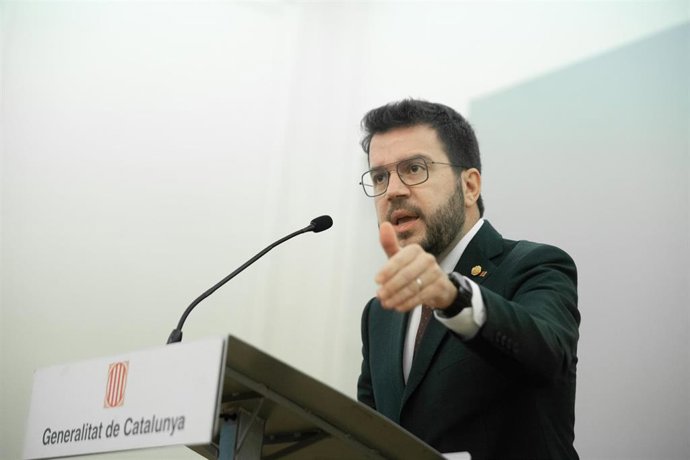 El presidente de la Generalitat, Pere Aragons, ofrece declaraciones a los medios antes de la primera reunión plenaria de las oficinas comarcales de transición energética, en el Palau Pedralbes, a 18 de enero de 2023, en Barcelona, Catalunya (España).