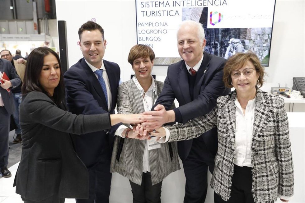 Evelia Fernández (d), junto con representantes de las otras ciudades, en la reunión sobre el sistema de inteligencia urbana del Camino de Santiago.