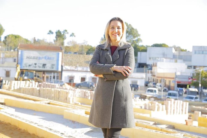 La alcaldesa de Alcalá de Guadaíra, Ana Isabel Jiménez, ha visitado las obras del parque que contará con paseos con una llamativa pérgola multicolor, escenario para actividades, zona deportiva para mayores y área infantil, entre otras zonas.