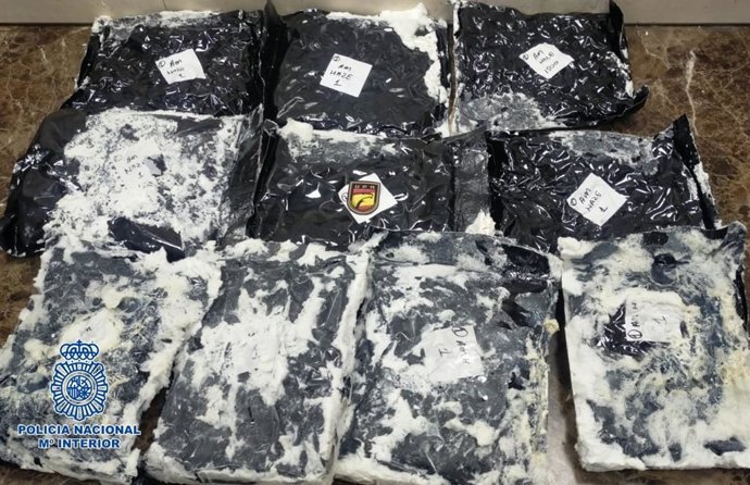 Nota De Prensa + Fotos "La Policía Nacional Detiene En Málaga A Un Conductor Que Transportaba 10 Kilogramos De Marihuana En Su Coche"