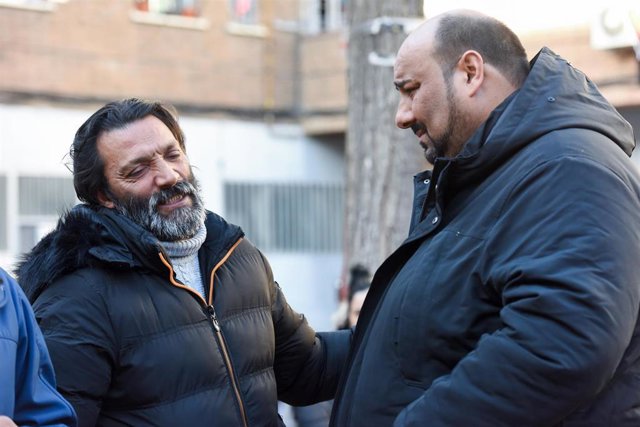 El presidente de Sociedad Gitana Española, Sinaí Giménez (d), junto al padre de Ángel, ángel Fernández (i), en la plaza de la calle Sierra de Gredos, Villa Vallecas, a 12 de enero de 2023, en Madrid (España). 