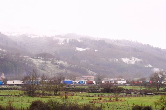 La nieve afecta a las carreteras de Cantabria