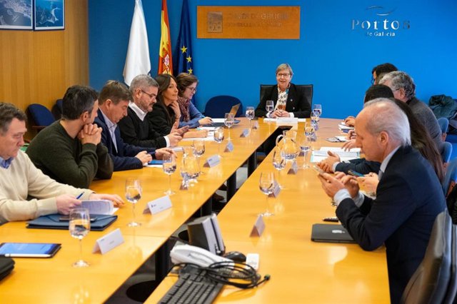 La conselleira do Mar, Rosa Quintana, se reúne con representantes del sector mar-industria