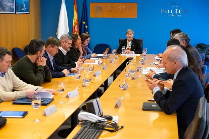 La conselleira do Mar, Rosa Quintana, se reúne con representantes del sector mar-industria