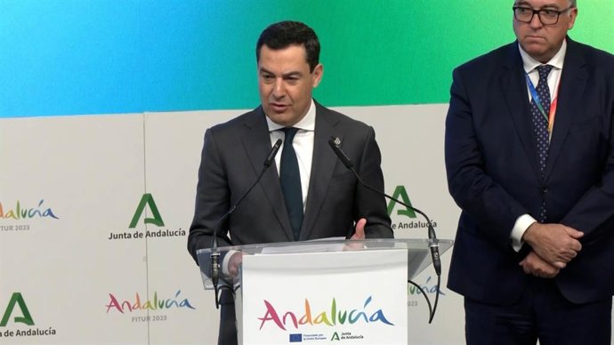 El presidente de la Junta de Andalucía, Juanma Moreno, durante la rueda de prensa que ha ofrecido este miércoles con motivo de su visita a Fitur, en Madrid