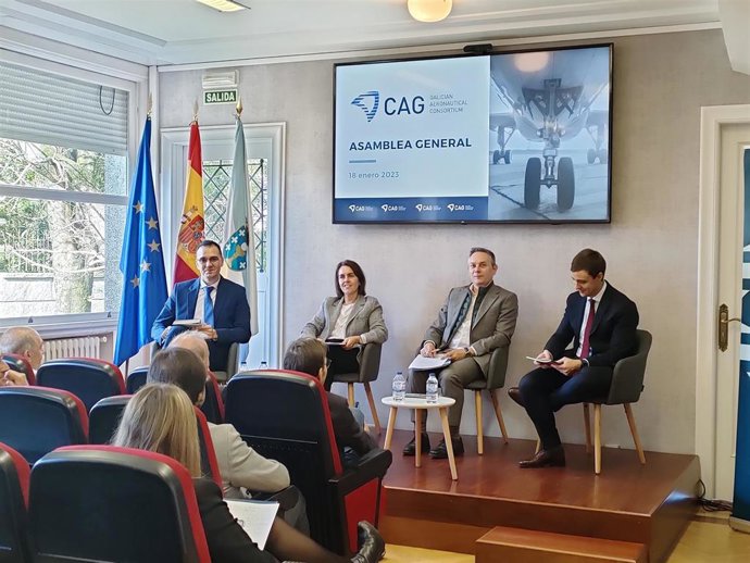 Asamblea general extraordinaria del Consorcio Gallego de Aeronáutica (CAG), con su presidente, Enrique Mallón, y la directora de la Axencia Galega de Innovación (GAIN), Patricia Argerey, el 18 de enero de 2023.