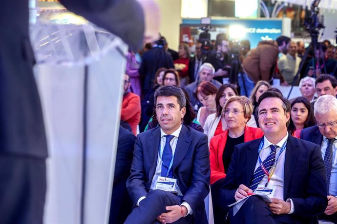 El presidente de la Diputación de Alicante, Carlos Mazón (i), durante el acto institucional del Patronato de Costa Blanca en la Feria Internacional del Turismo, Fitur 2023, en Ifema Madrid