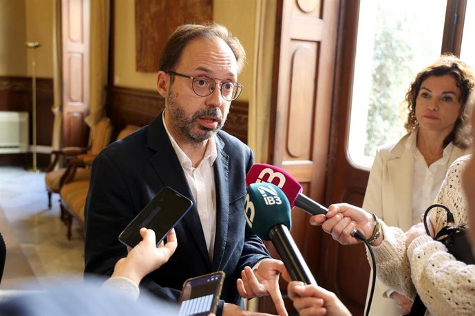 Archivo - El portavoz de Més per Menorca en el Parlament, Josep Castells, ofrece declaraciones a los medios tras la firma de un acuerdo sobre los presupuestos autonómicos en la Conselleria, a 16 de diciembre de 2022.