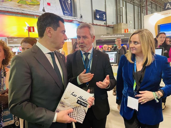 El presidente de la Autoridad Portuaria de Motril junto al presidente de la Junta, Juanma Moreno, y la consejera Marifrán Carazo.