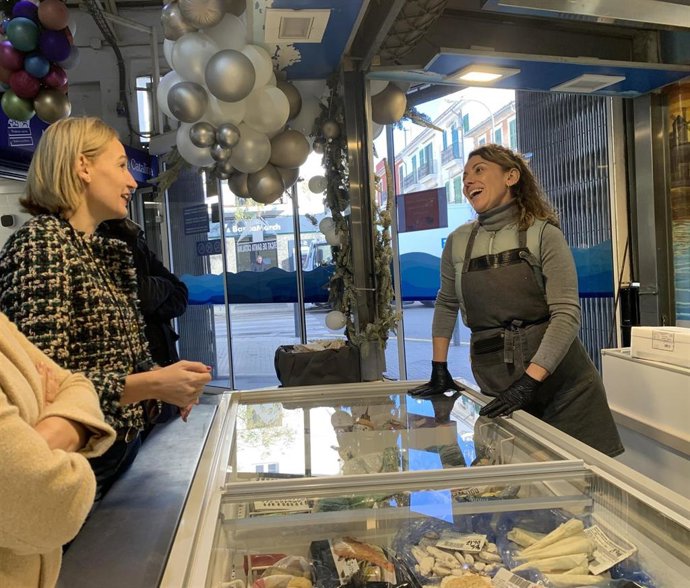 La candidata de Cs al Ayuntamiento de Palma, Eva Pomar, visita el mercado de Santa Catalina
