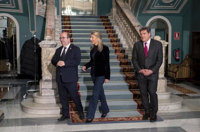 (I-D) El ministro de Cultura y Deporte, Miquel Iceta; la vicepresidenta segunda del Gobierno, Yolanda Díaz, y el ministro de Inclusión, Seguridad Social y Migraciones, José Luis Escrivá, en un diálogo abierto con el sector artístico 
