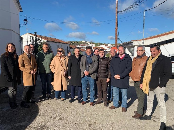 El secretario general del PSOE de Sevilla, Javier Fernández, en un encuentro mantenido con alcaldes y representantes socialistas de la comarca de la Sierra Morena sevillana.
