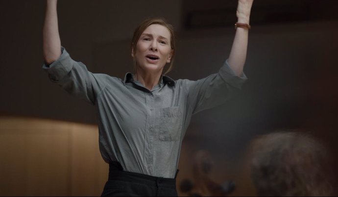 Cate Blanchett arenga a su orquesta este clip en primicia de 'TÁR'