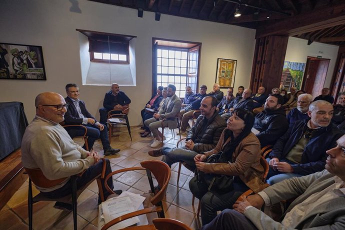 El consejero de Agricultura, Ganadería y Pesca del Cabildo de Tenerife, Javier Parrilla,  se ha reunido con las asociaciones relacionadas con la etnografía y las tradiciones de la isla para presentarles la plataforma web 'Tradiciones Tenerife'