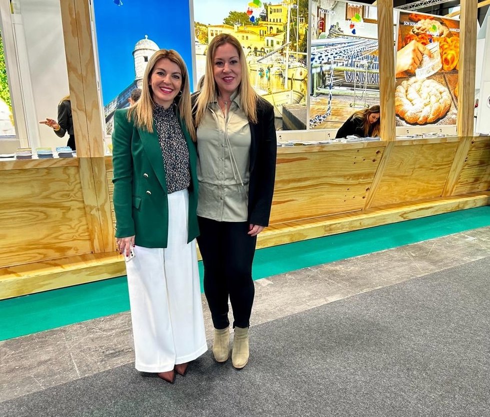 La alcaldesa del Ayuntamiento de Andratx, Estefanía Gonzalvo, y la concejala de Turismo, Juana Dols, en Fitur.