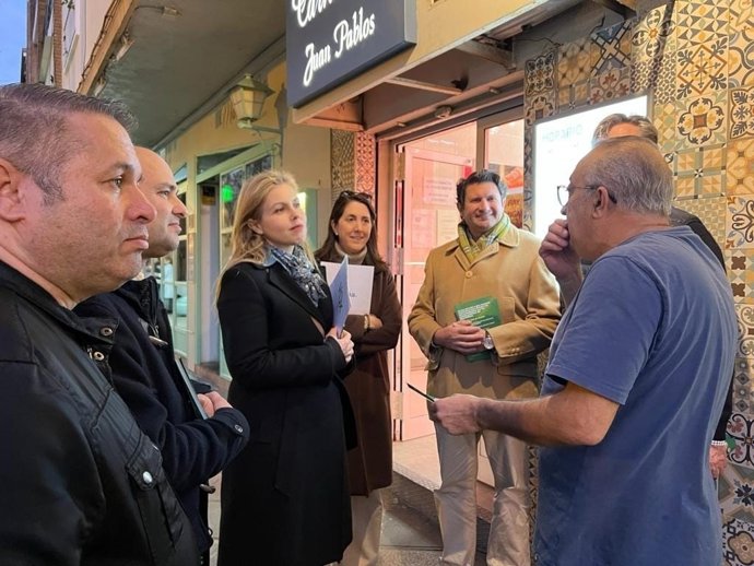 La candidata de Vox, Cristina Peláez, se reúne con comerciantes del Porvenir.