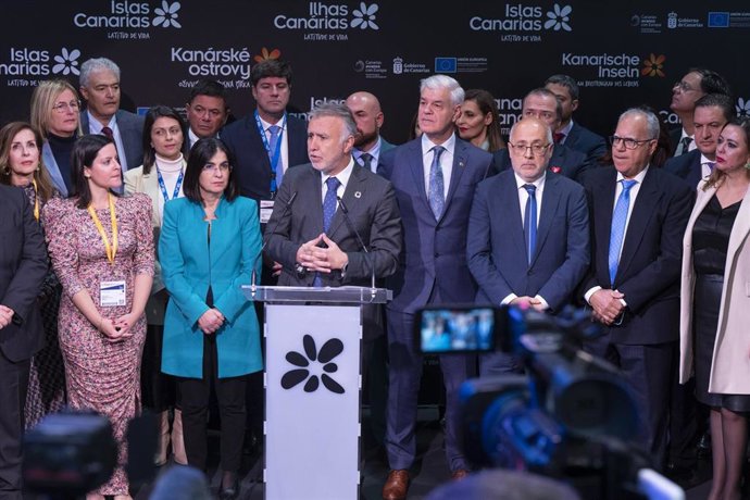 El presidente de Canarias, Ángel Víctor Torres, junto a la ministra de Sanidad, Carolina Darias, y presidentes de los cabildos, en la inauguración del pabellón de Canarias en Fitur