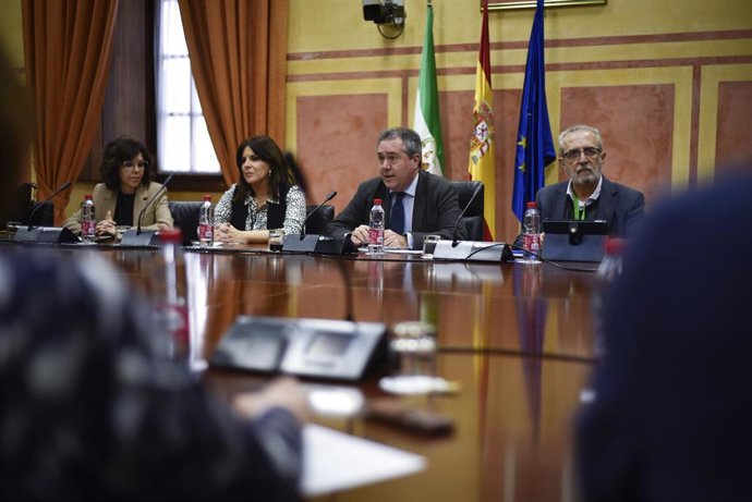 El secretario general del PSOE-A, Juan Espadas, se reúne con sindicatos sanitarios en el Parlamento andaluz.