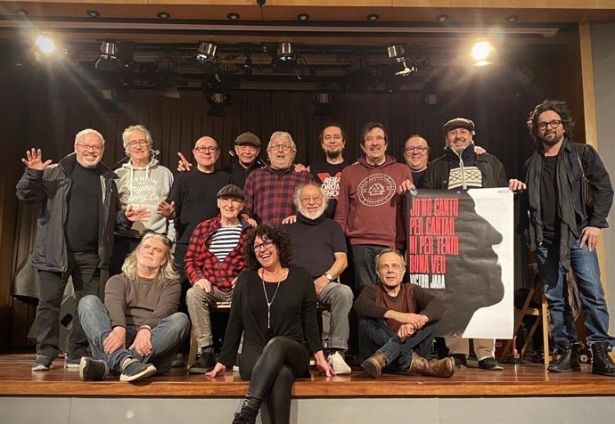 Los 13 miembros de la Orquestra Plateria, La Salseta del Poble Sec y Huapach Combo, orquestas protagonistas del concierto inaugural del festival de canción de autor Barnasants