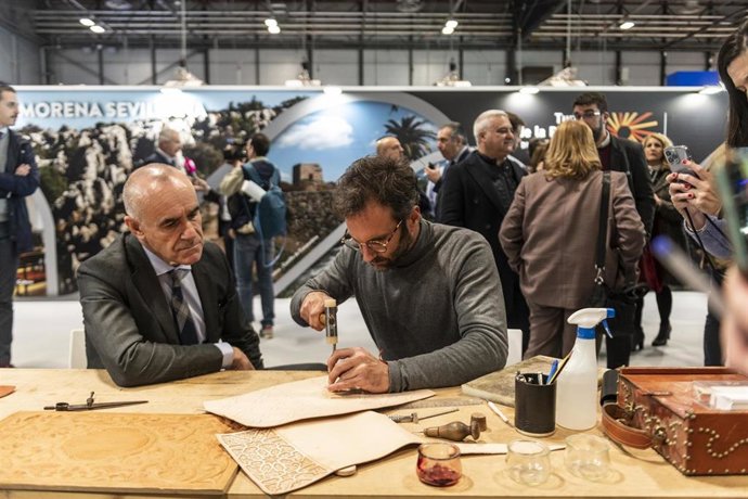 El alcalde de Sevilla, Antonio Muñoz, en Fitur promocionando la artesanía sevillana.