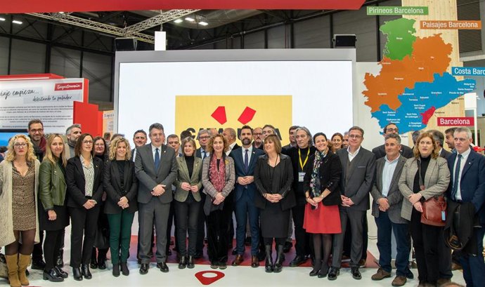 Foto de familia de la inauguración del stand de Catalunya en Fitur, con el conseller de Empresa y Trabajo, Roger Torrent; la presidenta de la Diputación de Barcelona, Núria Marín; y la delegada de la Generalitat en Madrid, Ester Capella.