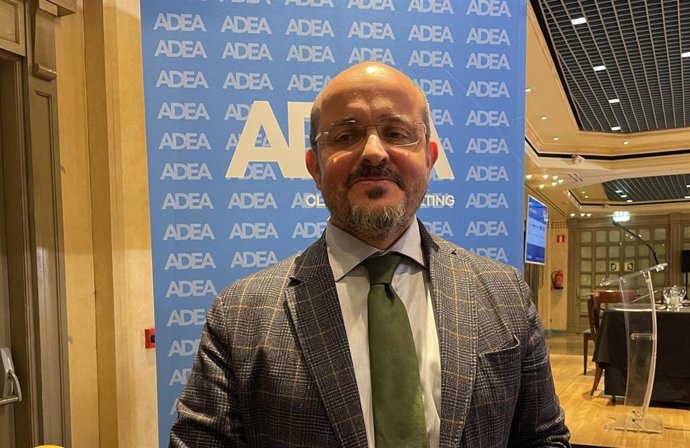 El presidente del Partido Popular de Cataluña, Alejandro Fernández, en el foro de ADEA 'Aragón-Cataluña: relaciones históricas'.