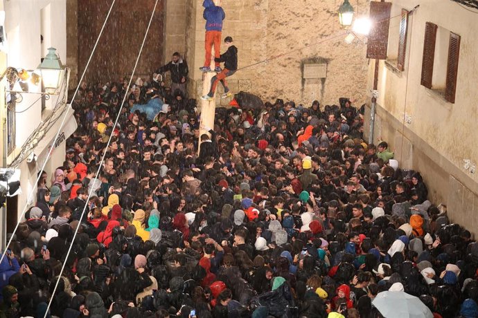 Cientos de personas se reúnen durante la coronación del pino en Pollena, a 17 de enero de 2023, en Pollena, Mallorca.